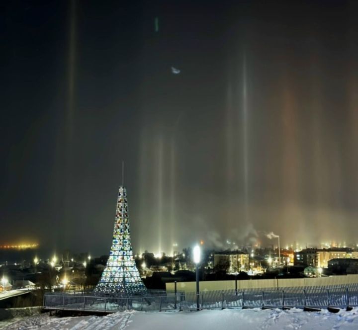 Световые столбы озарили ночное небо над Мамадышем