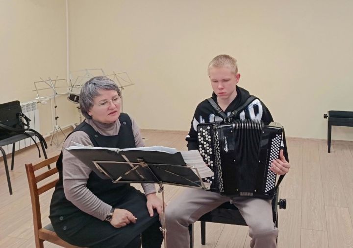 Эльмира Васильева учит дружить с баяном