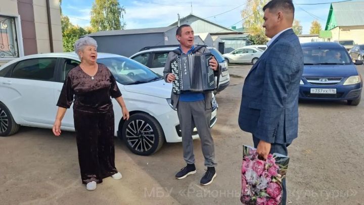 Ветеранов культуры района поздравили музыкальным визитом