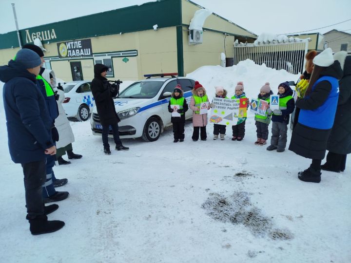 Юидовцы из «Бэлэкэч» вышли на улицы Мамадыша с призывом носить фликеры