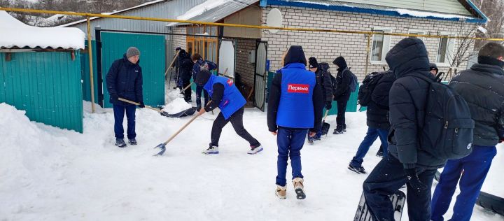 Активисты «Движения Первых» пришли на помощь 88-летнему пенсионеру