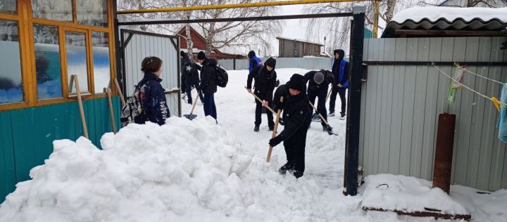 Активисты «Движения Первых» пришли на помощь 88-летнему пенсионеру