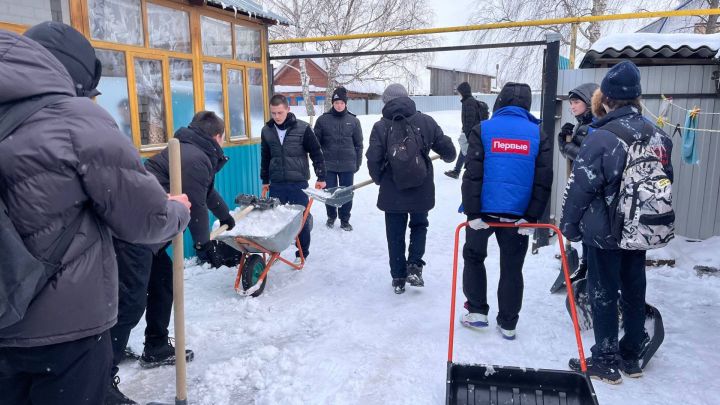 Активисты «Движения Первых» пришли на помощь 88-летнему пенсионеру