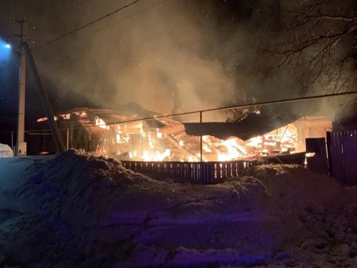 В Мамадыше сгорел двухквартирный дом