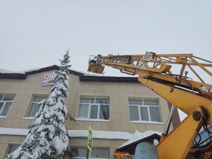 Түбәләрне кардан һәм боздан арындыру -  катгый контрольдә