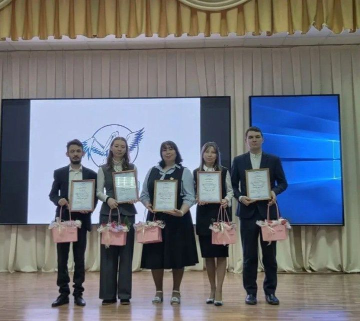 Татарстанда алдынгы укытучыларның директорларына акчалата бүләкләр расланды