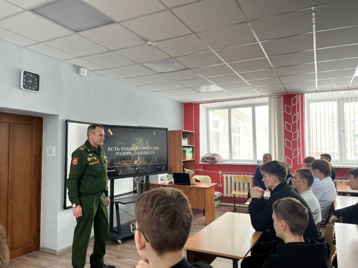 Мамадышским школьникам  рассказали о пути в офицеры