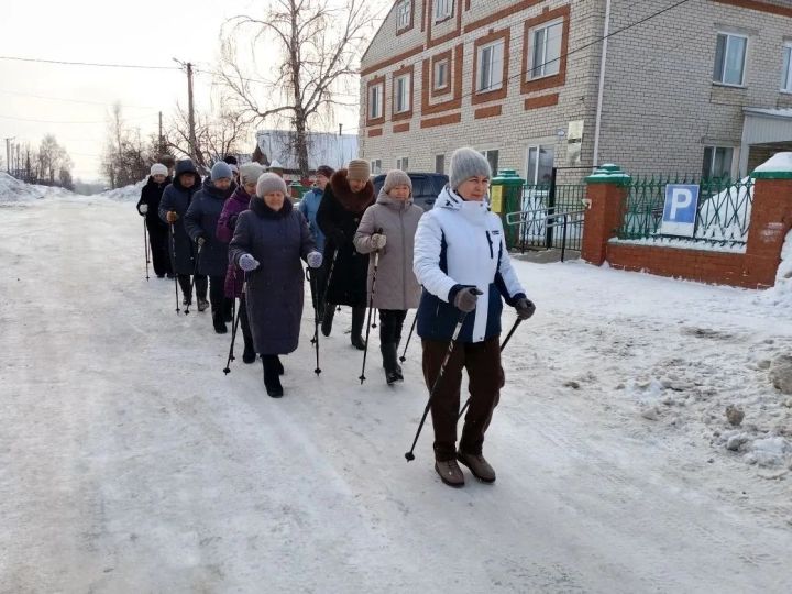В мамадышской «Заботе» прошел мастер-класс по скандинавской ходьбе