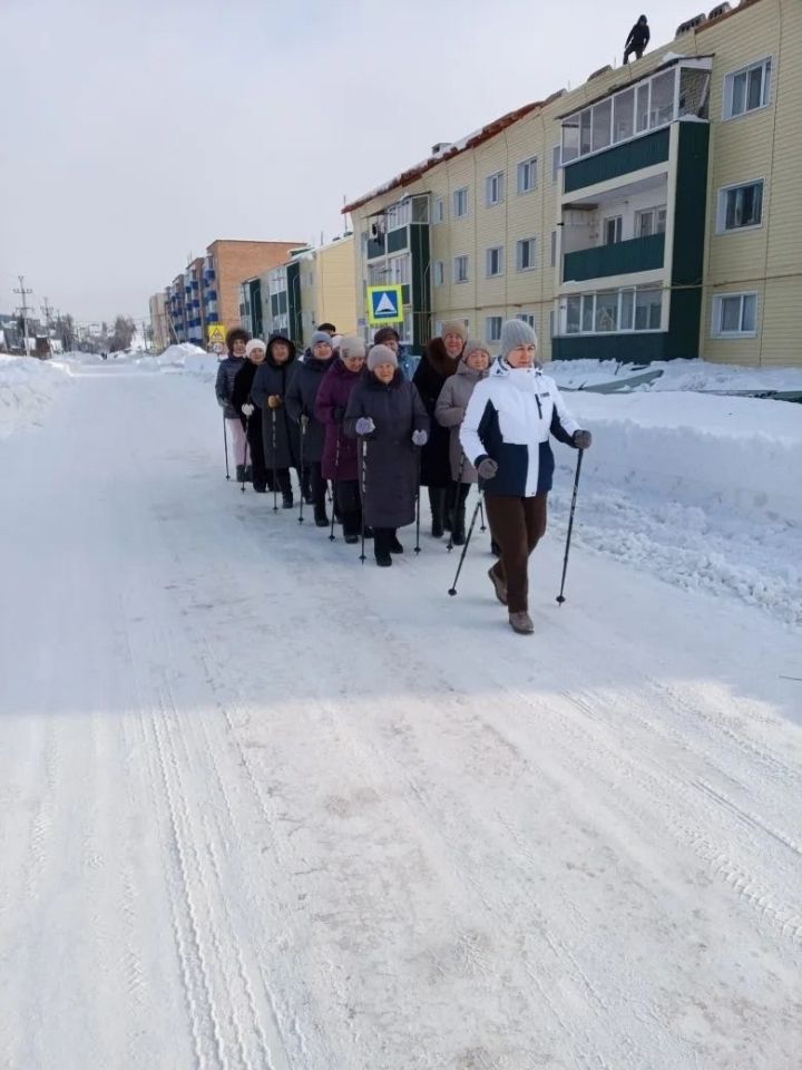 В мамадышской «Заботе» прошел мастер-класс по скандинавской ходьбе