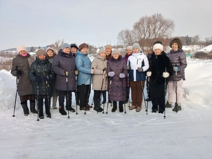 В мамадышской «Заботе» прошел мастер-класс по скандинавской ходьбе