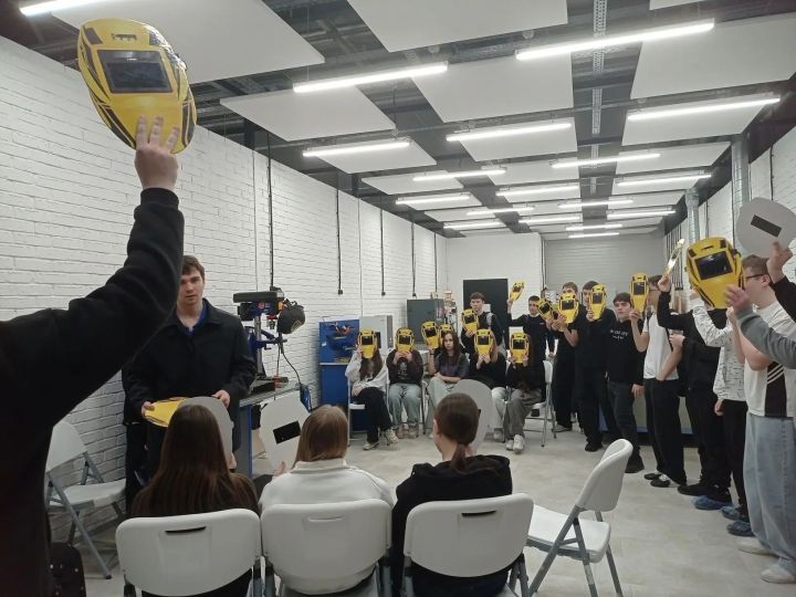 Лицеисты Мамадыша посетили промышленный гигант «Алабуга»