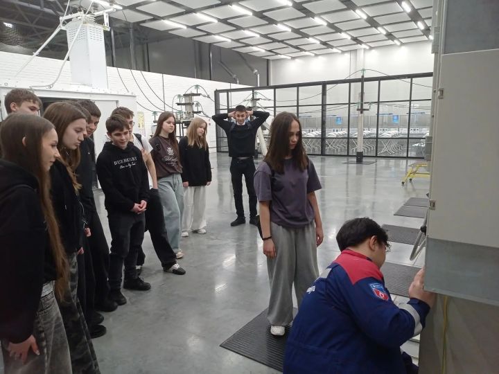 Лицеисты Мамадыша посетили промышленный гигант «Алабуга»