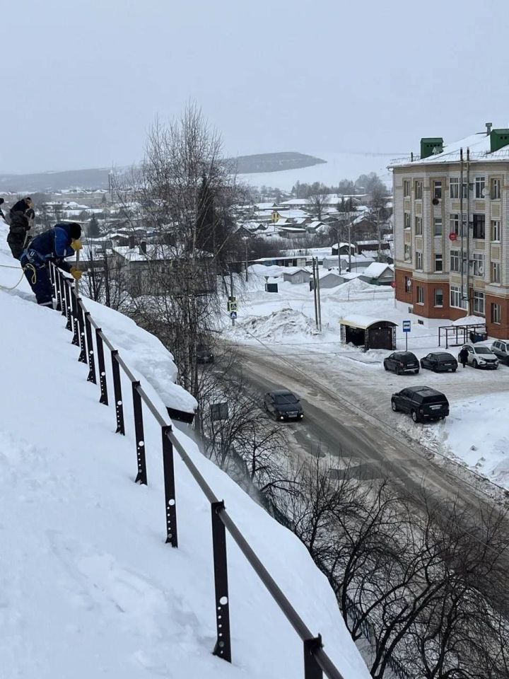 Татарстанда түбәдән төшкән кар газ торбаларын зарарлый