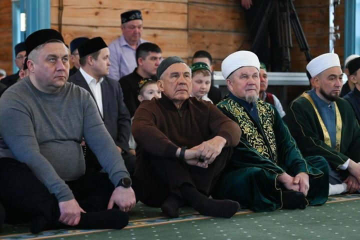 Рустам Минниханов совершил праздничный намаз в обновленной мечети села Айбаш