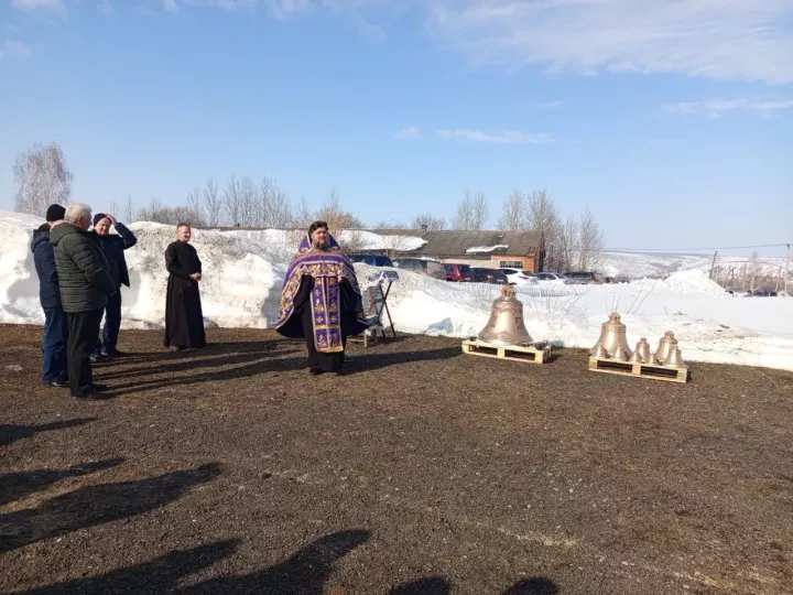 В церкви Пресвятой Богородицы Мамадышского района освятили новые колокола