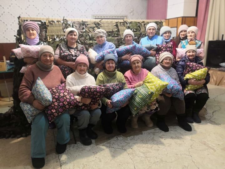 В Среднекирменской библиотеке шьют подушки для участников СВО