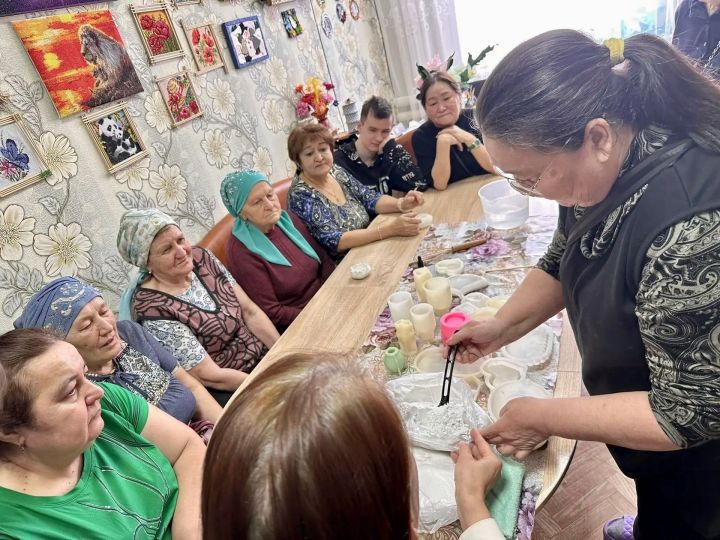 В центре «Забота» прошел мастер-класс по гипсовой лепке