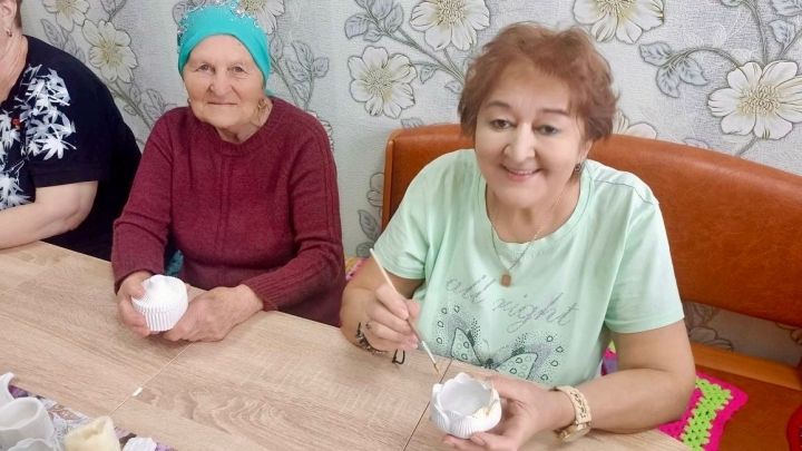 В центре «Забота» прошел мастер-класс по гипсовой лепке