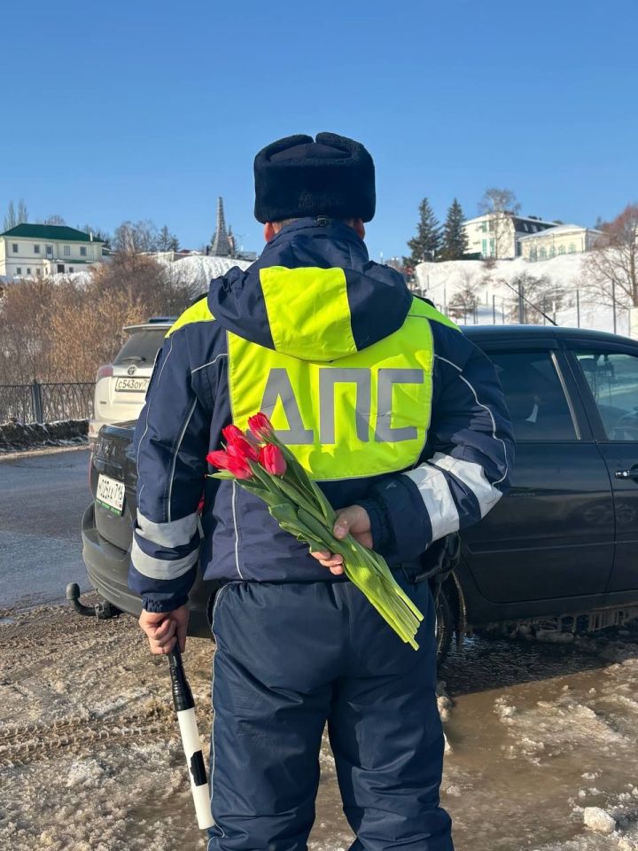 В Мамадыше сотрудники ГИБДД поздравили автоледи с 8 Марта