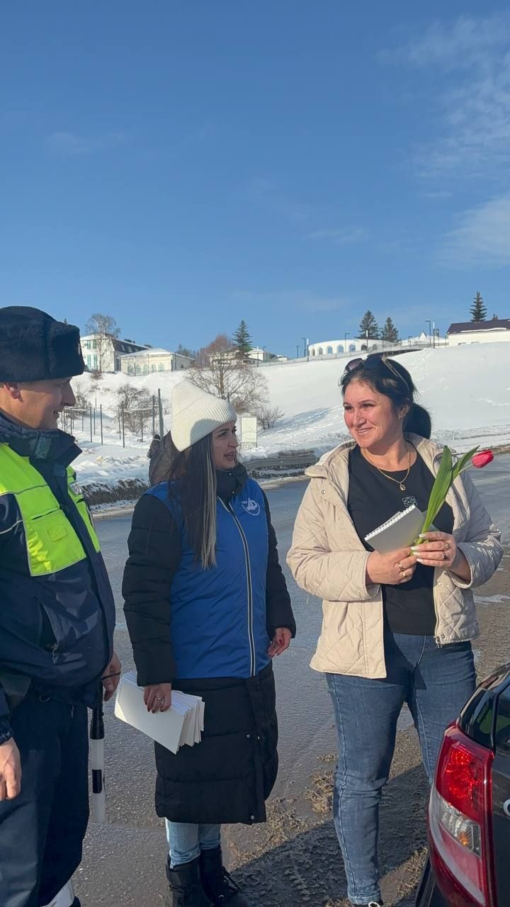 В Мамадыше сотрудники ГИБДД поздравили автоледи с 8 Марта