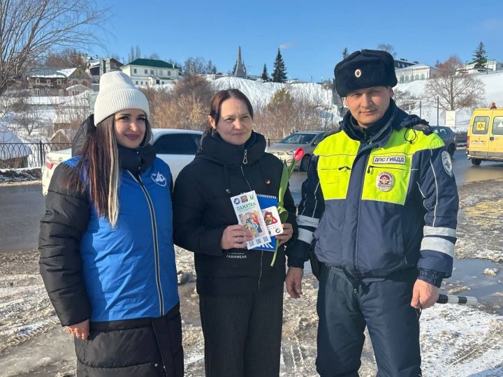 В Мамадыше сотрудники ГИБДД поздравили автоледи с 8 Марта