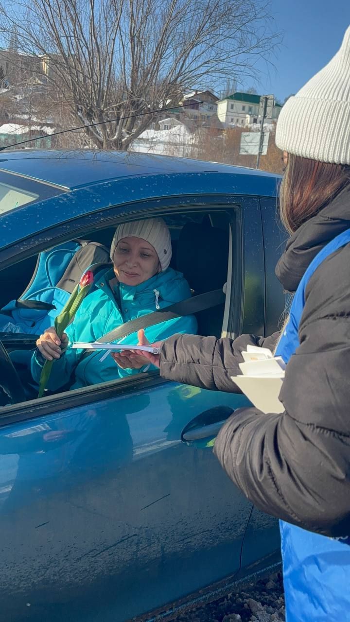 В Мамадыше сотрудники ГИБДД поздравили автоледи с 8 Марта