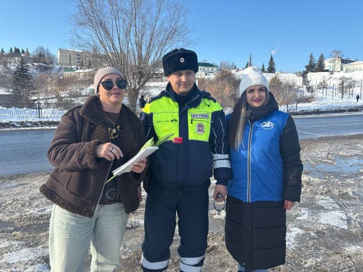 В Мамадыше сотрудники ГИБДД поздравили автоледи с 8 Марта