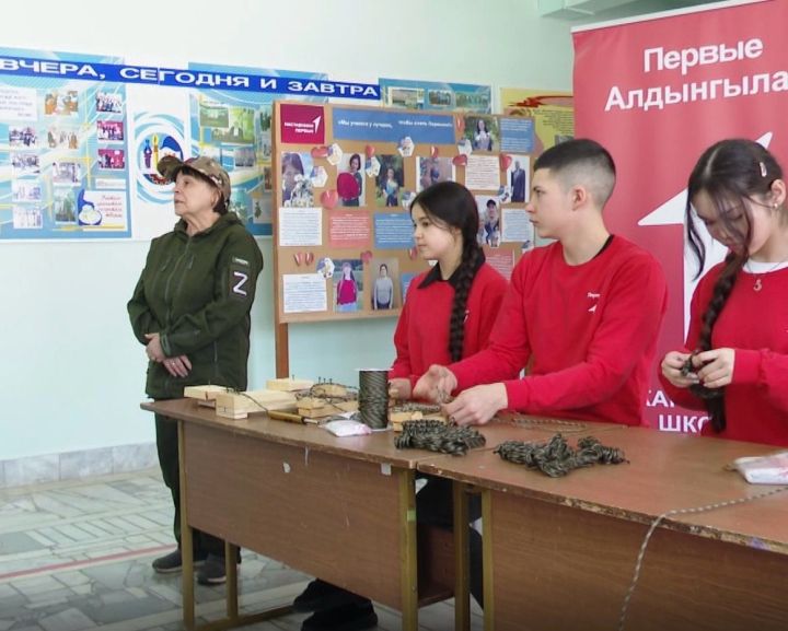 «СВОих не бросаем»: как маленькая сельская школа стала центром помощи фронту