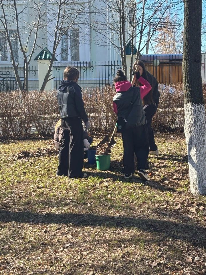 Лицеисты провели субботник в парке в центре города