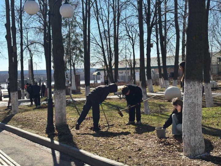 Лицеисты провели субботник в парке в центре города