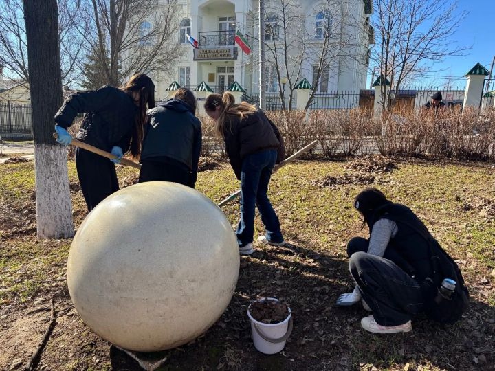 Лицеисты провели субботник в парке в центре города