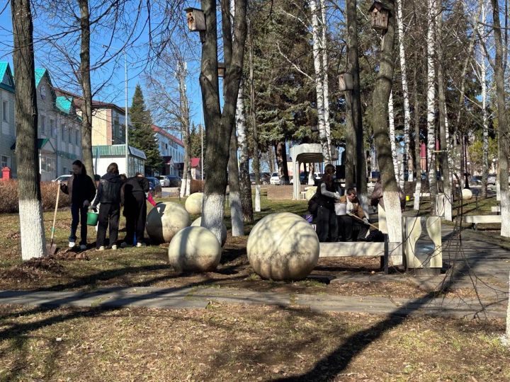 Лицеисты провели субботник в парке в центре города
