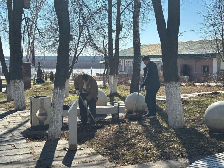 Лицеисты провели субботник в парке в центре города