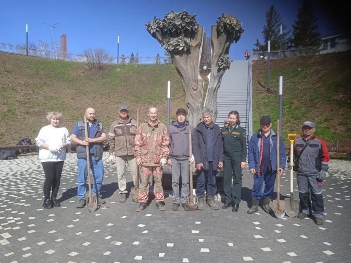 В Мамадыше высадили яблоневую аллею в память о чернобыльцах