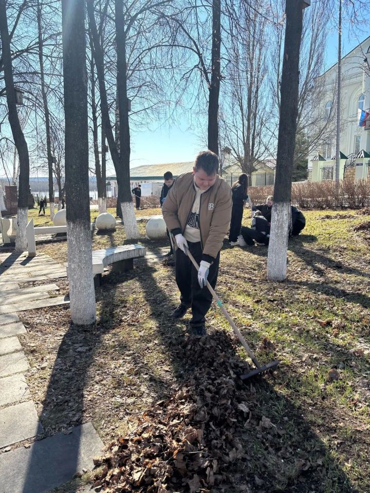Лицеисты провели субботник в парке в центре города