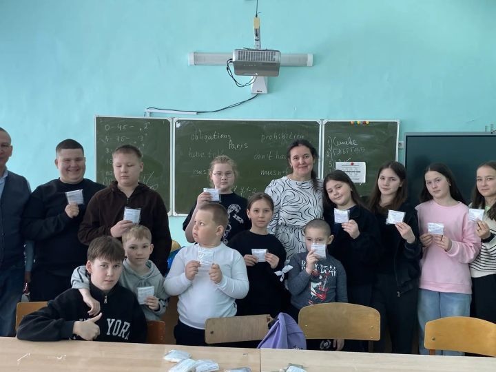 Школьники из Нижних Яков освоили изготовление «сухого душа» для бойцов СВО