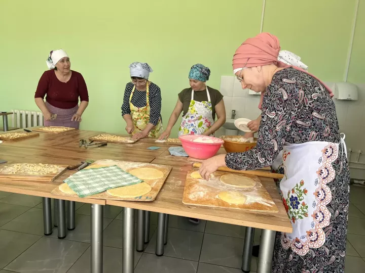 Педагоги готовят чак- чак для солдат