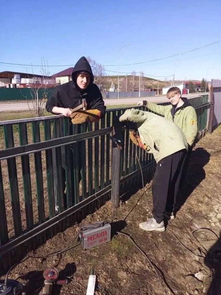 Студенты-сварщики восстановили забор супруге участника СВО