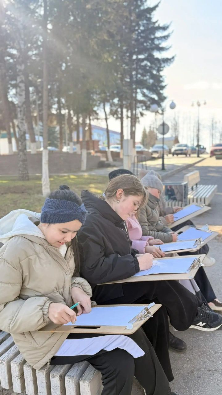 Весенний пленэр на улице Советской: юные художники оживляют историю города