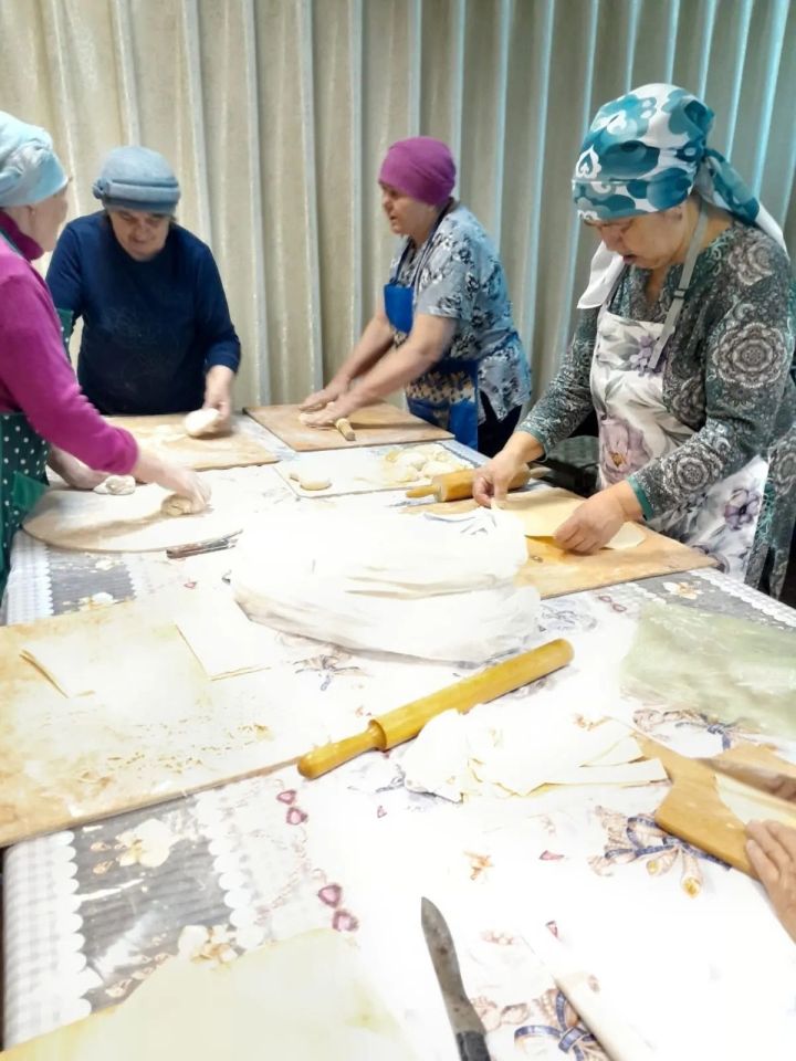 В Нижнем Таканыше приготовили домашнюю лапшу для бойцов СВО