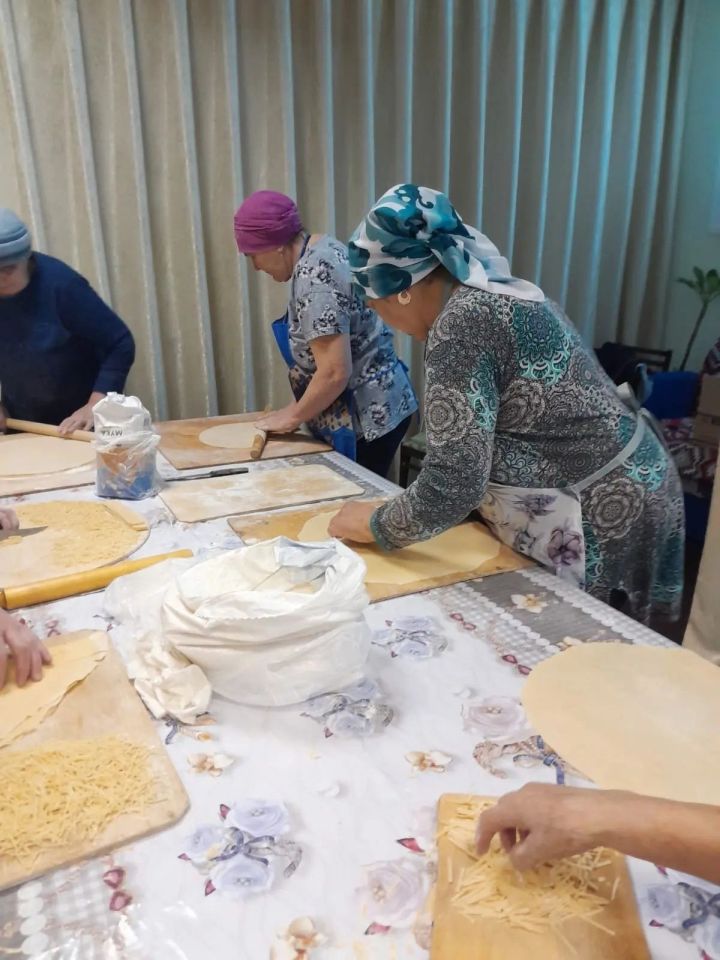 В Нижнем Таканыше приготовили домашнюю лапшу для бойцов СВО