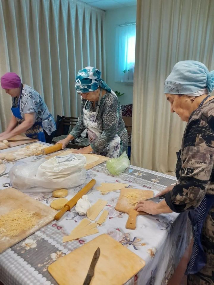 В Нижнем Таканыше приготовили домашнюю лапшу для бойцов СВО