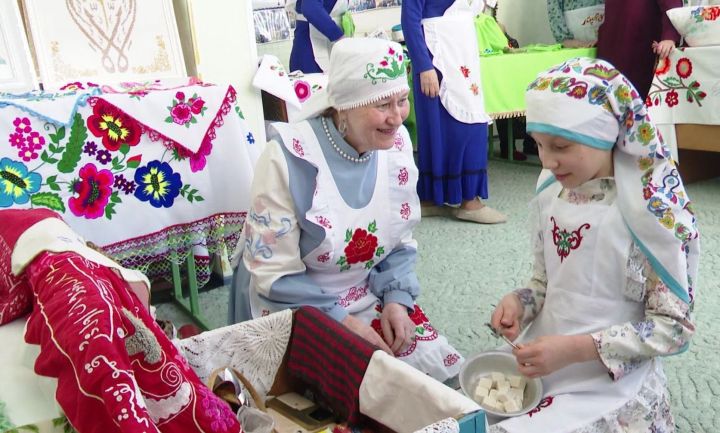 В штабе помощи бойцам открылась выставка с теплом бабушкиных сундуков