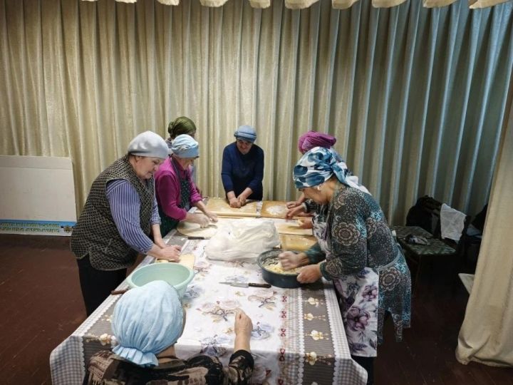 В Нижнем Таканыше приготовили домашнюю лапшу для бойцов СВО