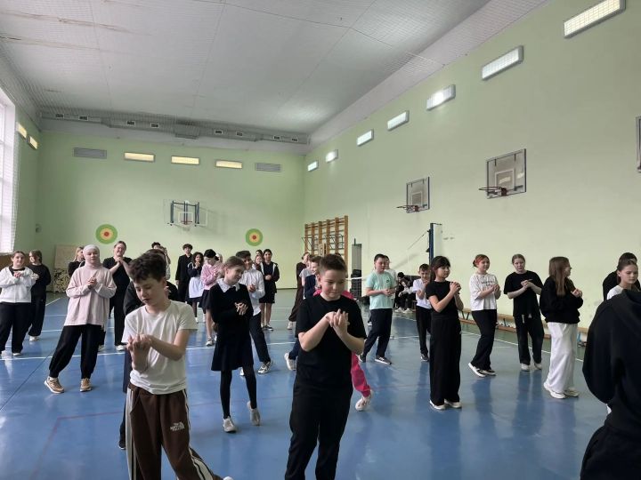 В городской школе №3 День здоровья превратили в танцевальный флешмоб
