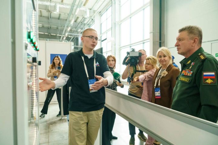 Герой России Александр Лапин оценил мастерство участников «Абилимпикса»