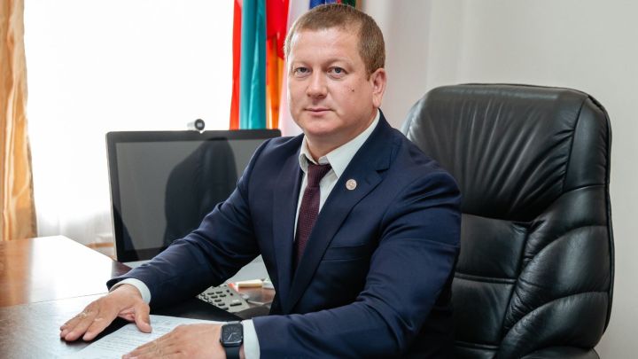 Глава района Вадим Никитин поздравляет работников торговли с праздником
