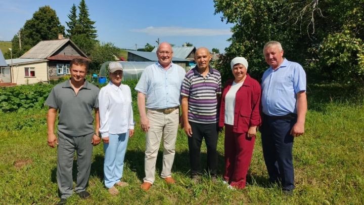 Родственники Шагинура Мустафина показали рукописи писателя Иреку Шарипову