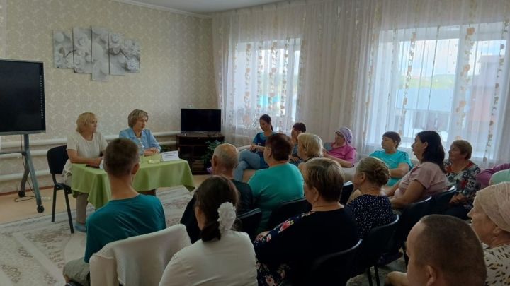 Руководители Социального фонда и центра «Забота» ответили на вопросы подопечных