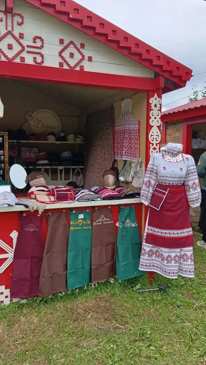 Педагог из Мамадыша создаёт одежду с национальными орнаментами